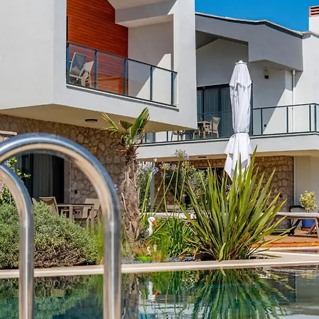 Apartment Lodhous Cunda Pool